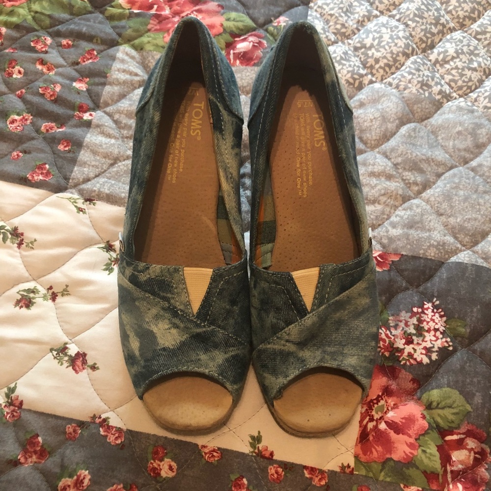 Toms wedges. FLASH SALE! Shipping tomorrow!!